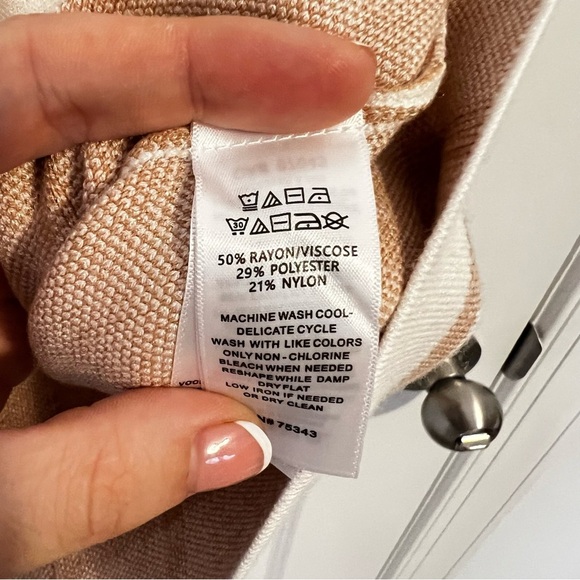 Tahari Sweater Crew Neck Long Sleeve Cream Tan Red Plaid Womens Size XS NWT - Picture 3 of 4